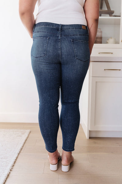 Judy Blue - Mid-Rise Relaxed Fit Mineral Wash Jeans