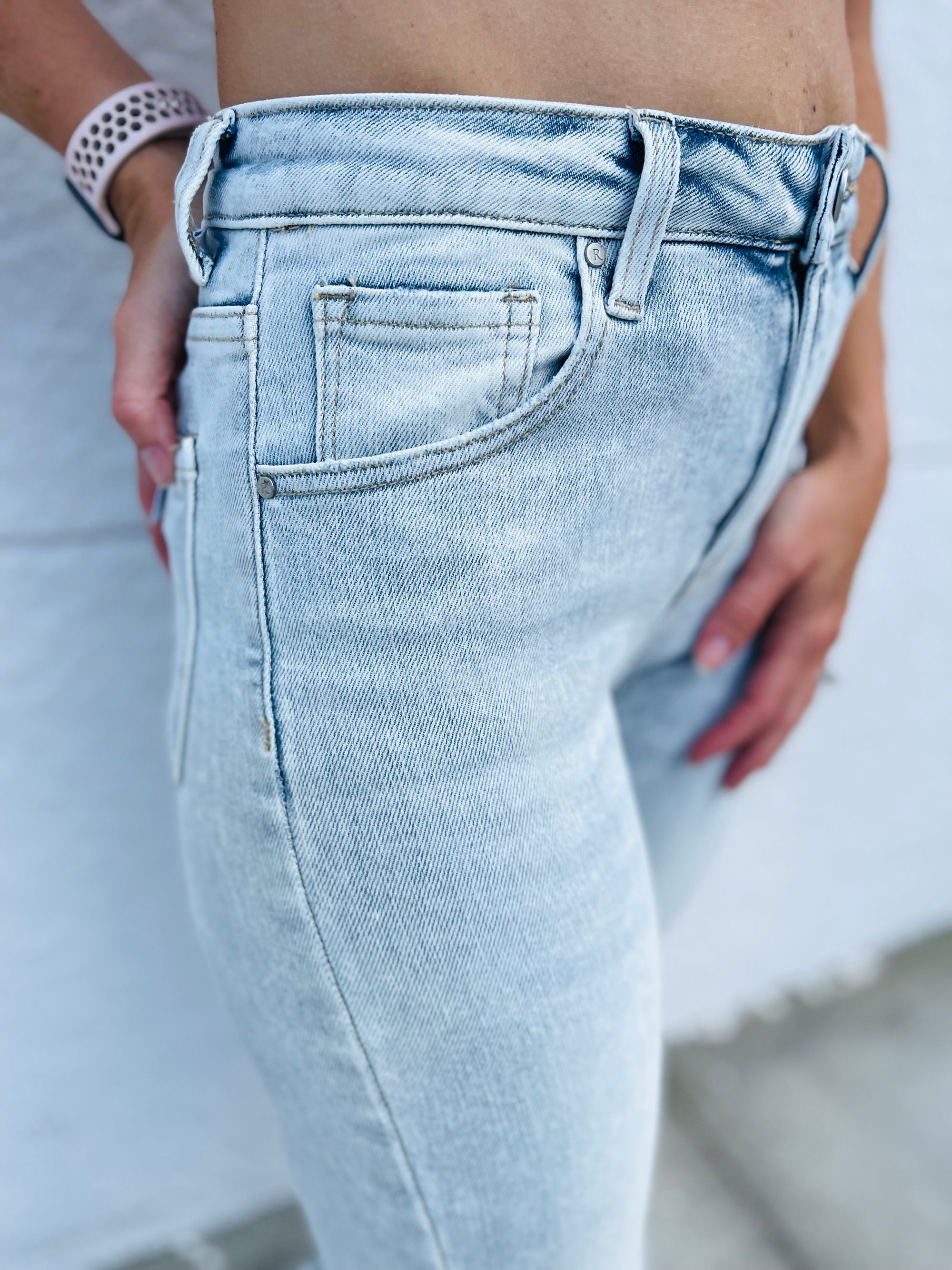 Kyra Straight Leg Ripped Jeans / Blue